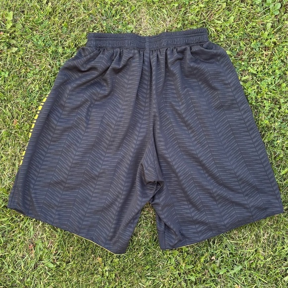 Eastbay Reversible Basketball Athletic Shorts Mens Medium Black Yellow Gold Mesh - Picture 2 of 8